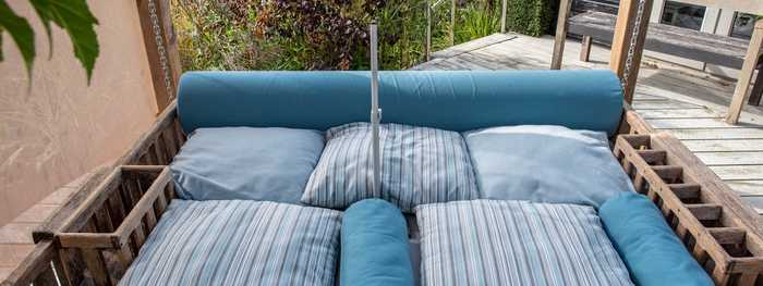 Neatly arranged swinging day bed