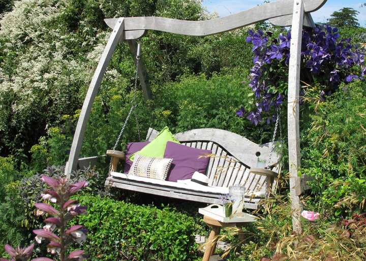 How To Maintain Your Wooden Garden Swing Seat