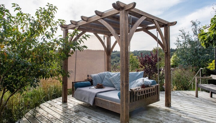 Swinging Day Beds: Add Romance To Your Outdoor Space